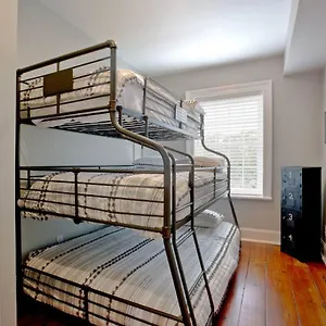 Holiday home Newly Renovated 4 Bed 3 Bath And 2 Parking Spots, Savannah
